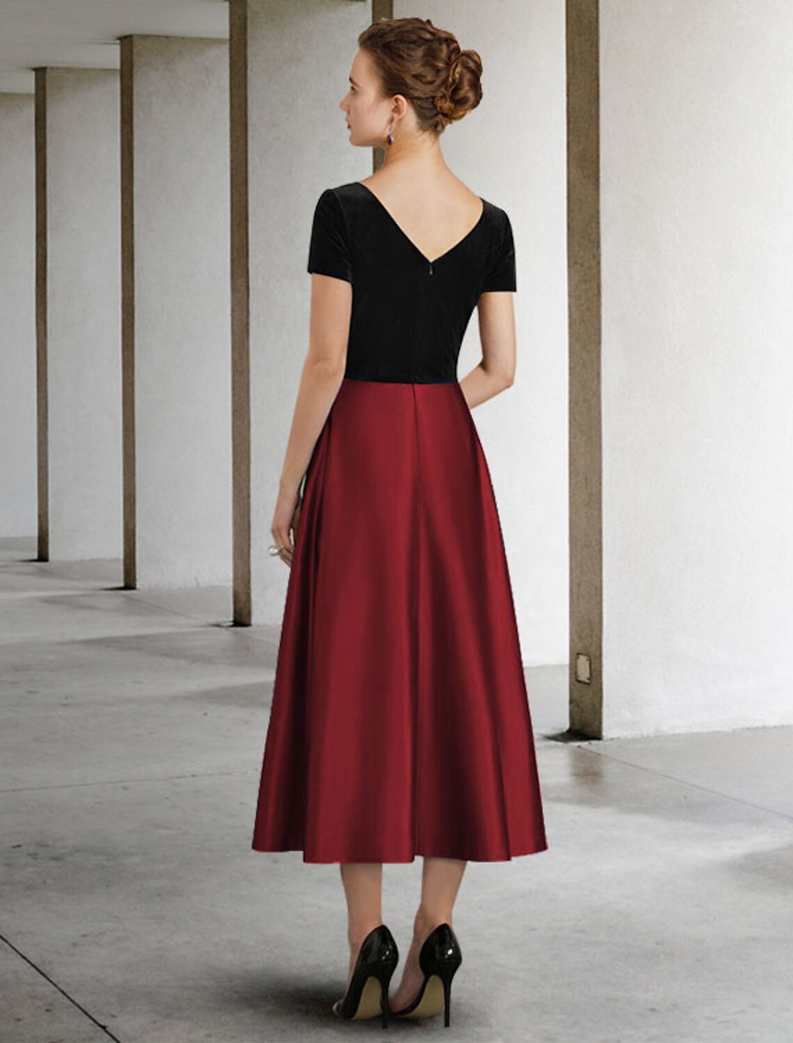 Abito da madre della sposa a trapezio, elegante, con scollo gioiello, lunghezza tè, in raso, velluto, maniche corte, con pieghe, color block